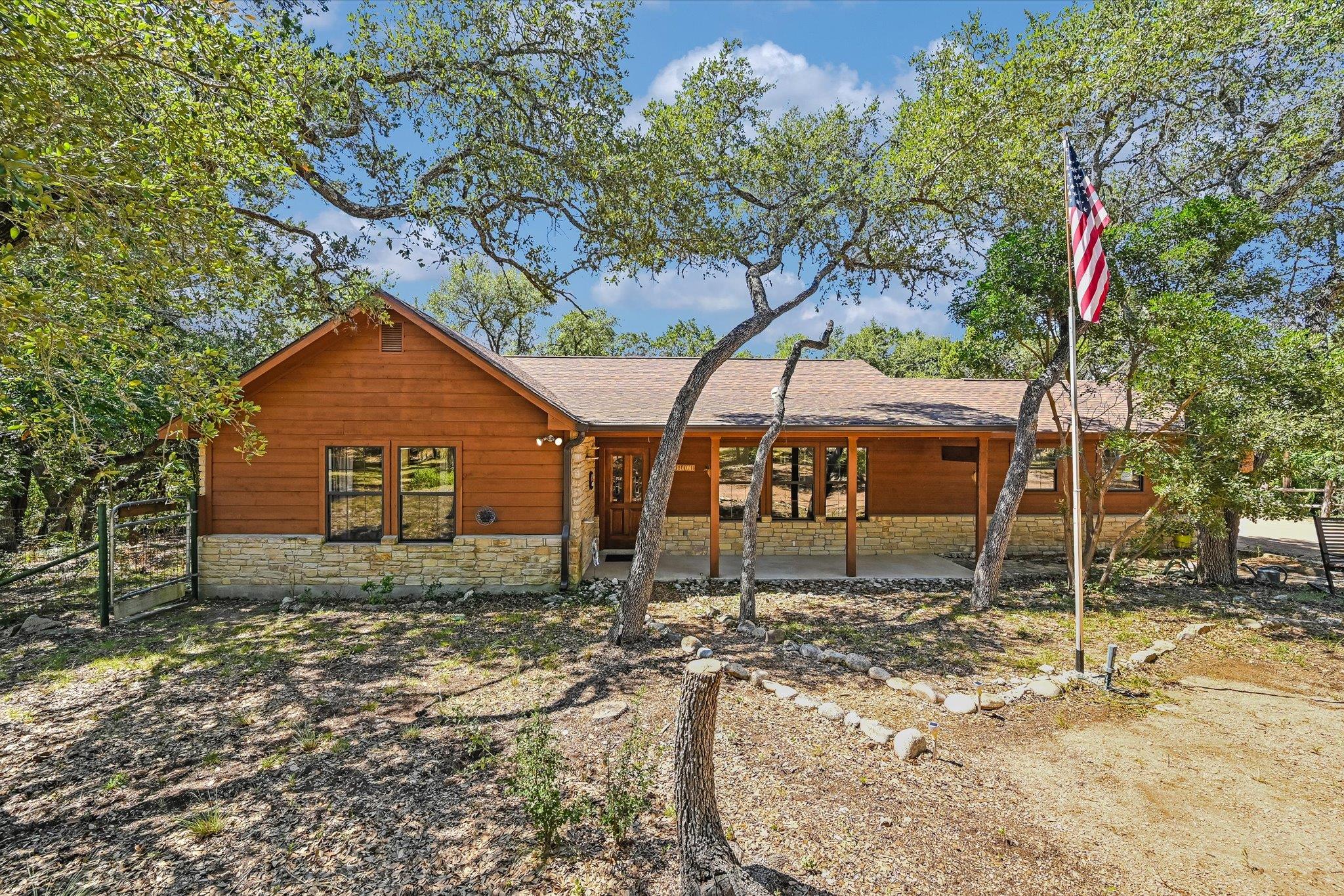 611 Mountain Crest Dr — photo 1
