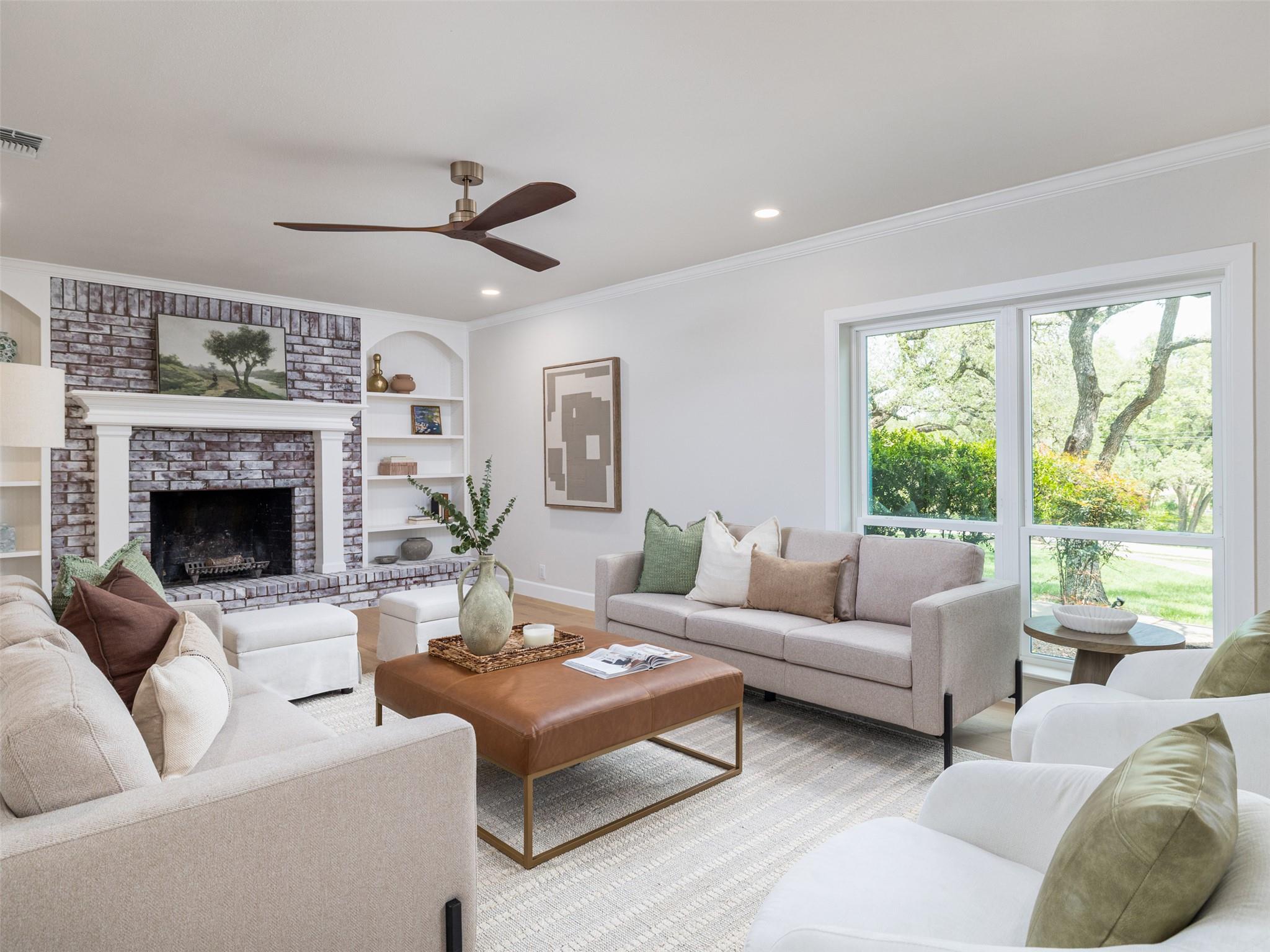 701 Oakwood Ln — photo 1