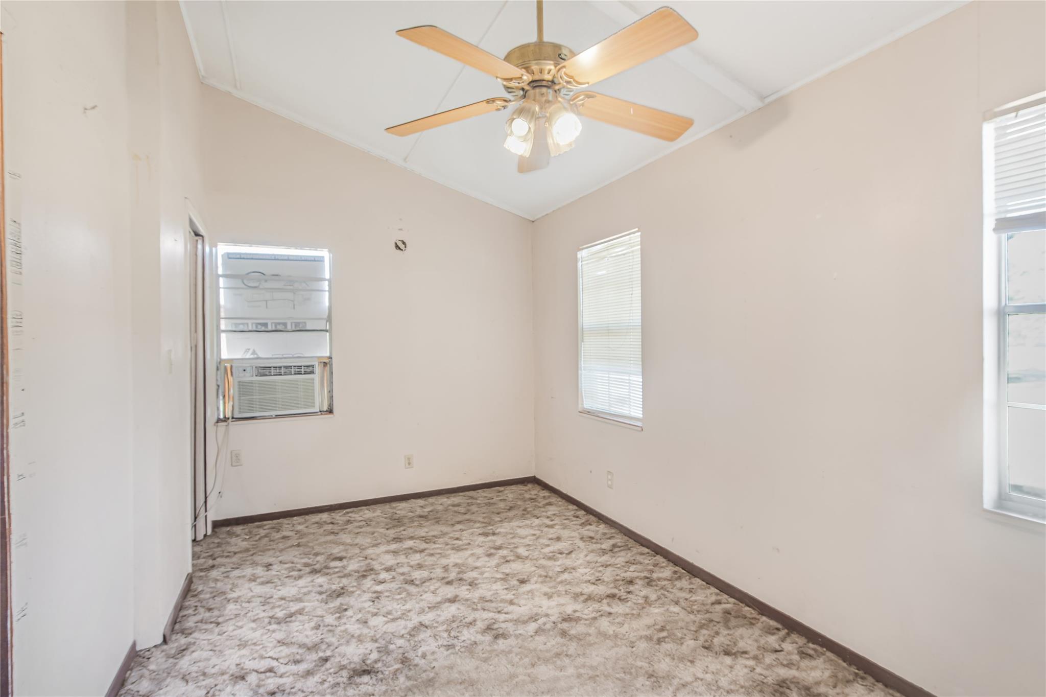 103 Leaning Oaks St — photo 1