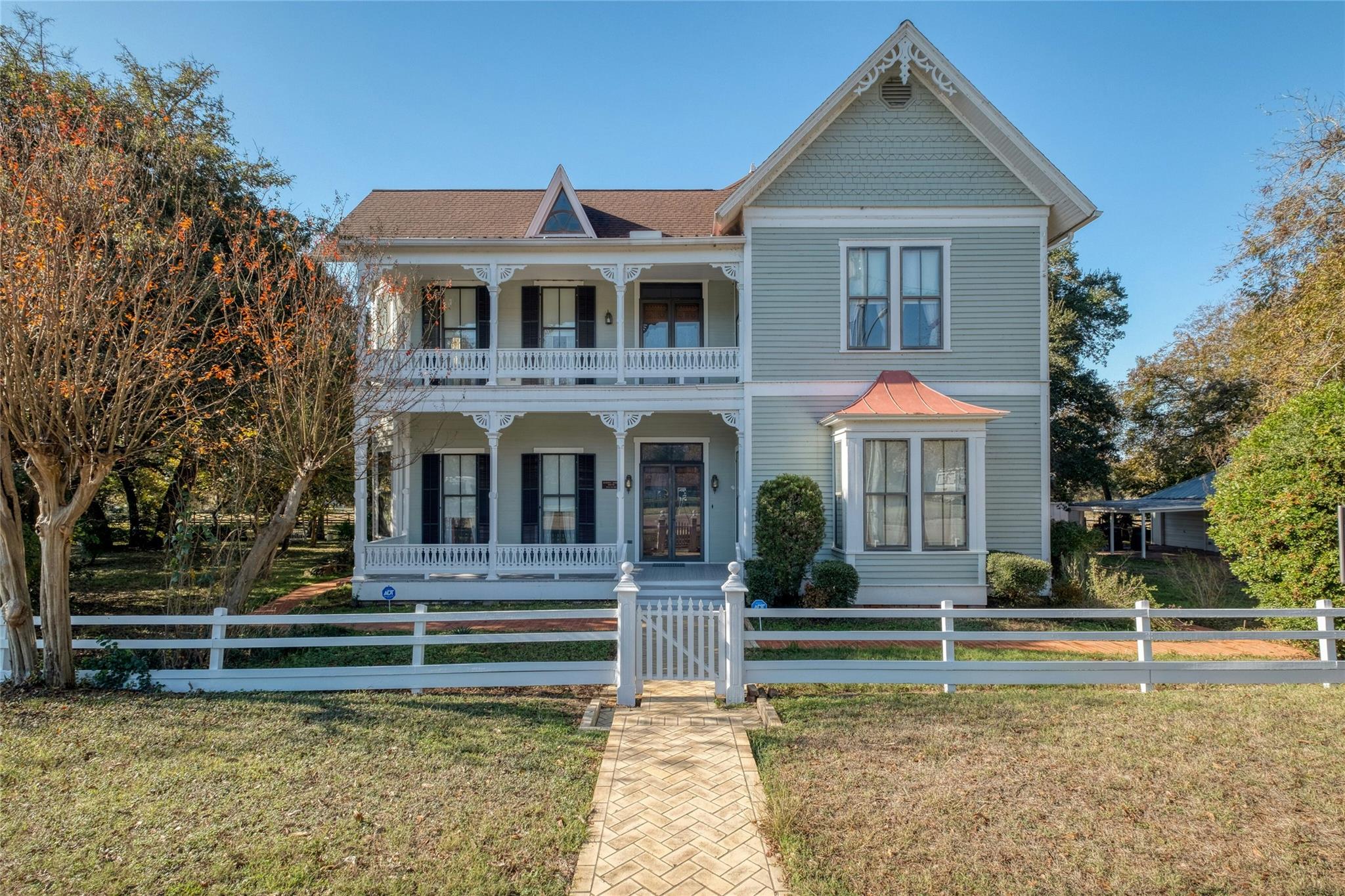 541 N Main St — photo 1