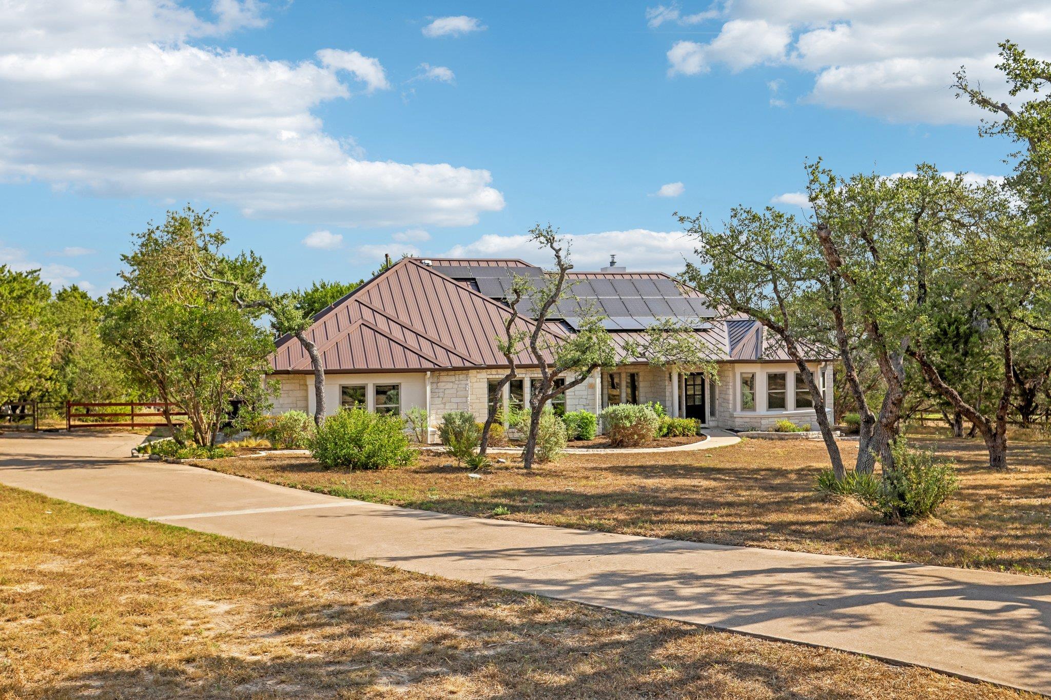 404 Saddlehorn Dr — photo 1