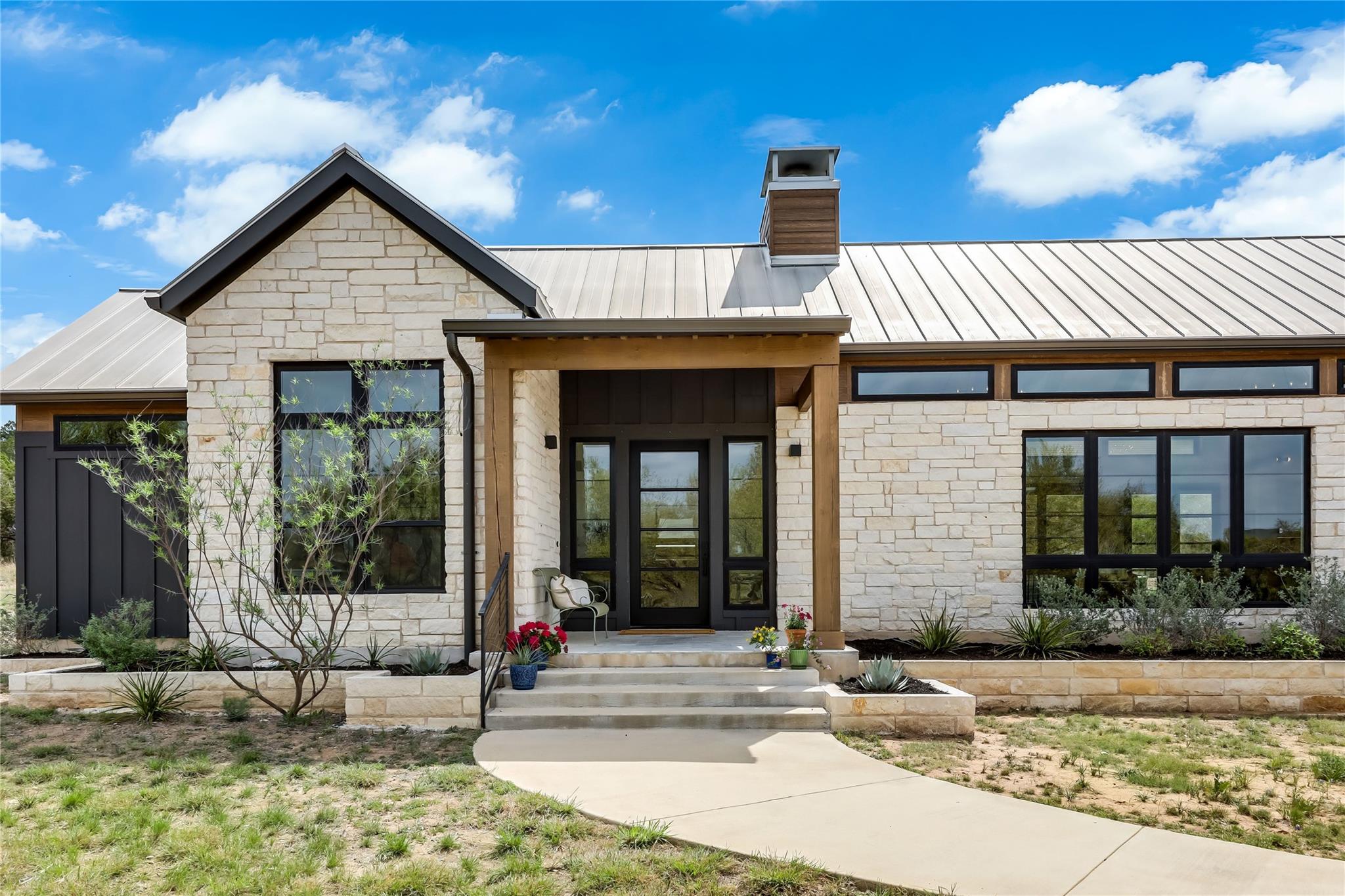 329 Calvary Cv — photo 1