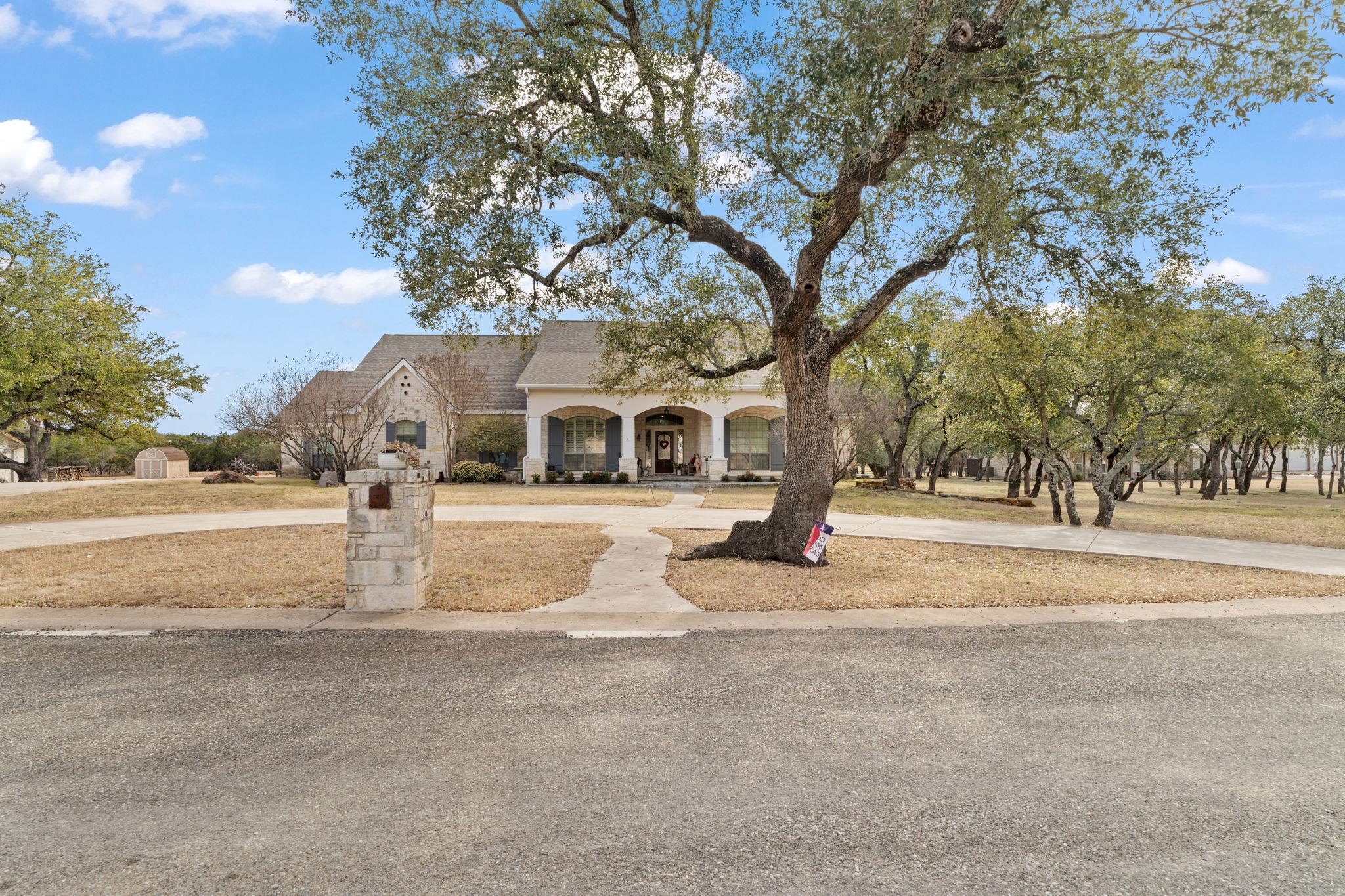 203 Circle Oaks Dr — photo 1