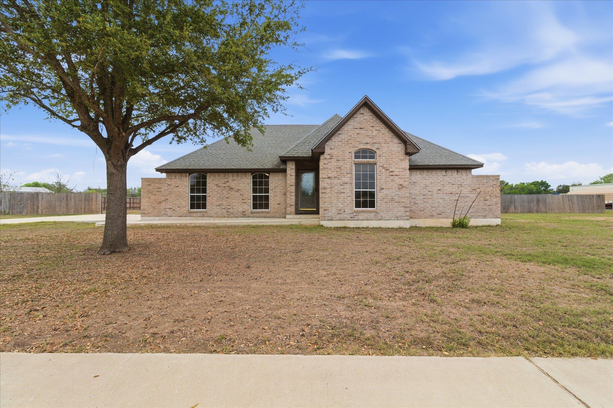 197 Thomas Dr — photo 1