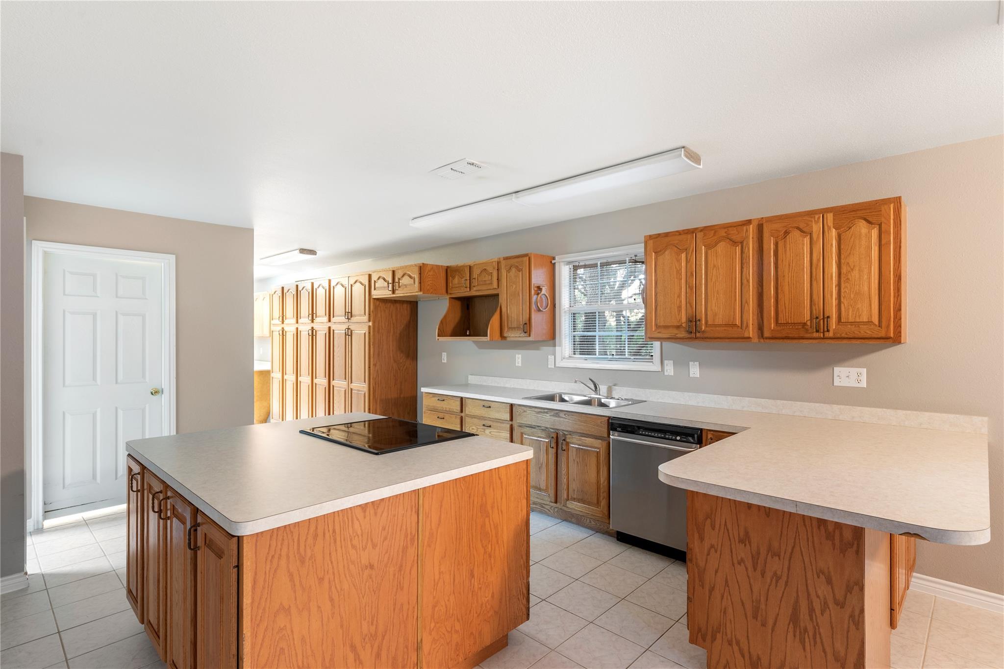 1050 Oak Grove Rd — photo 1