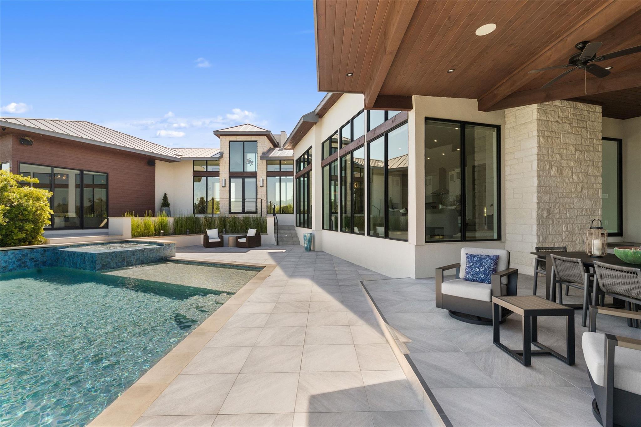 612 Overlook Pkwy — photo 1