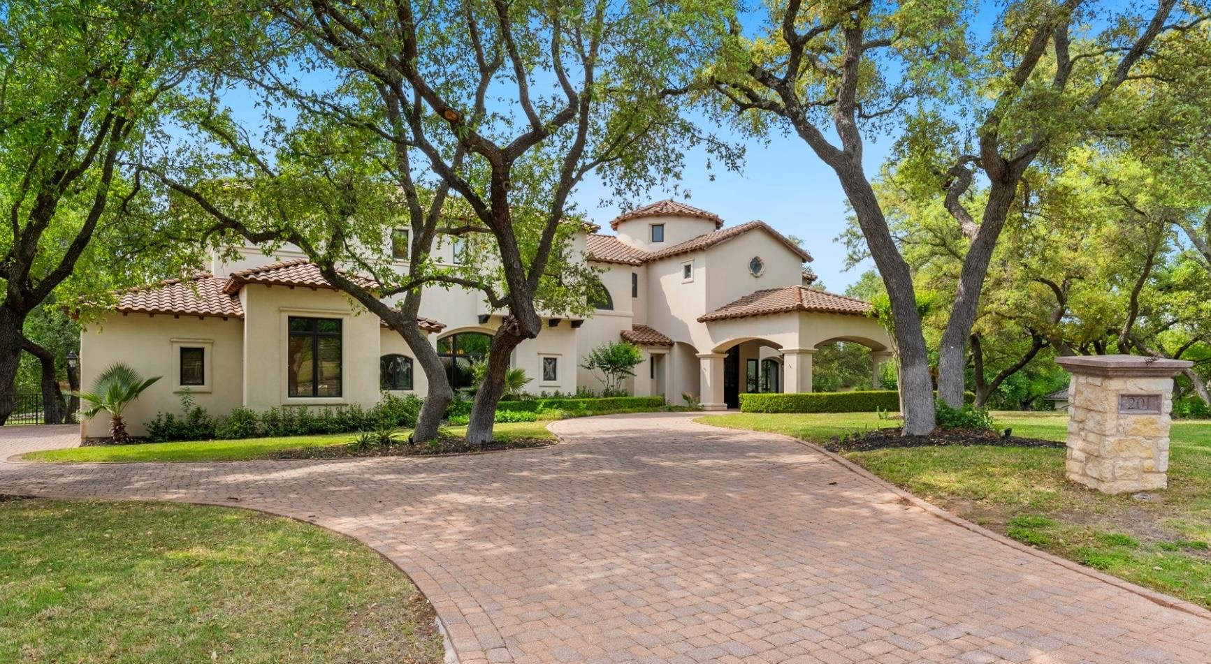 201 Costa Bella Dr — photo 1