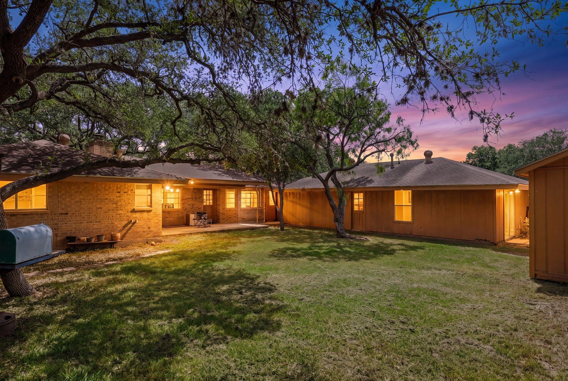 304 Hill Country Ln — photo 1