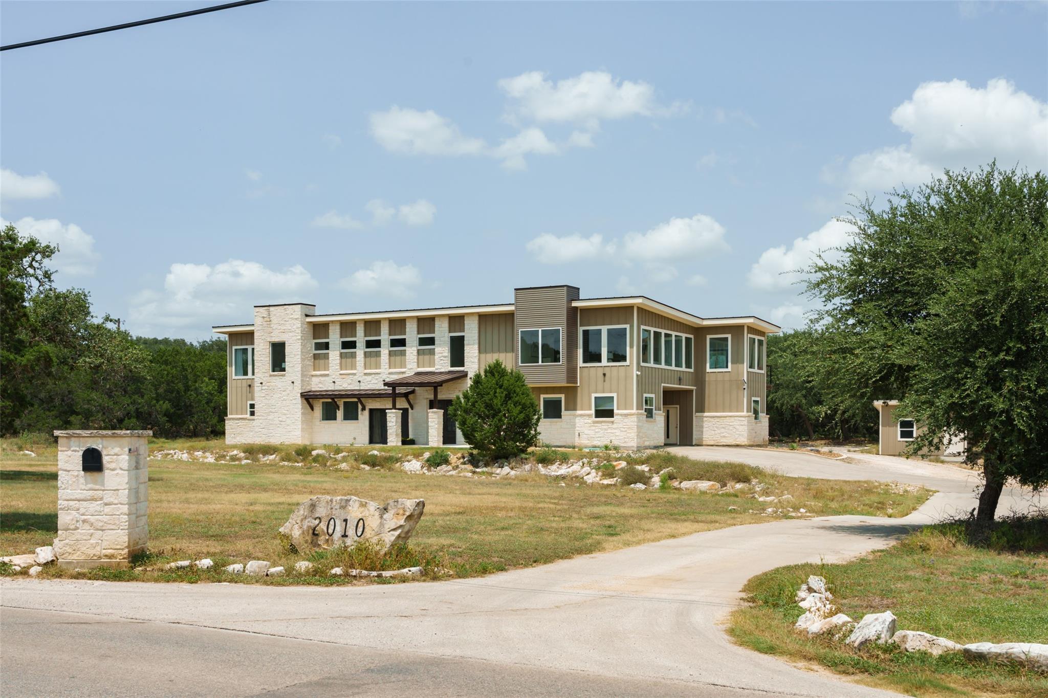 2010 Hoffmann Ln — photo 1