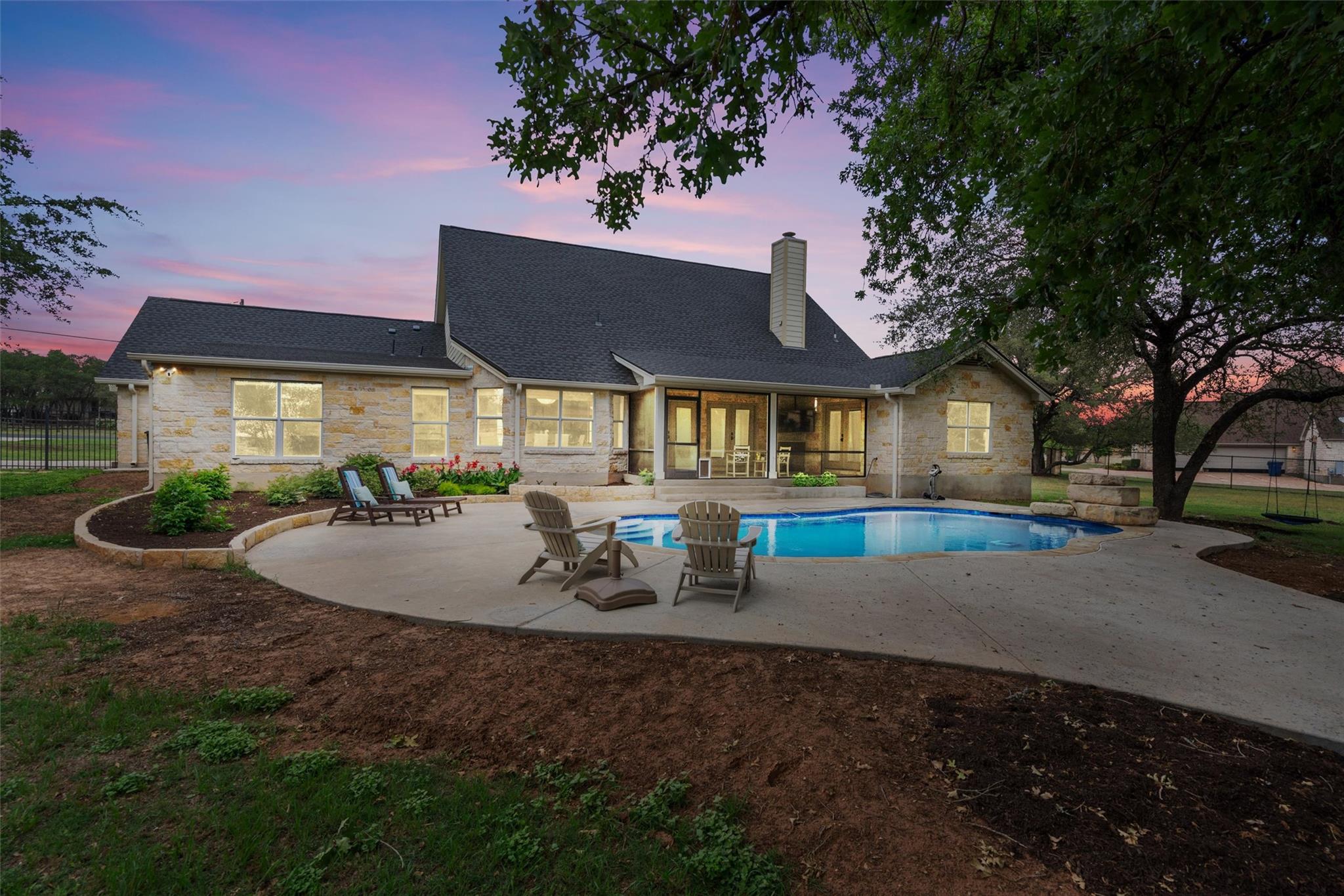 208 Neal Dr — photo 1