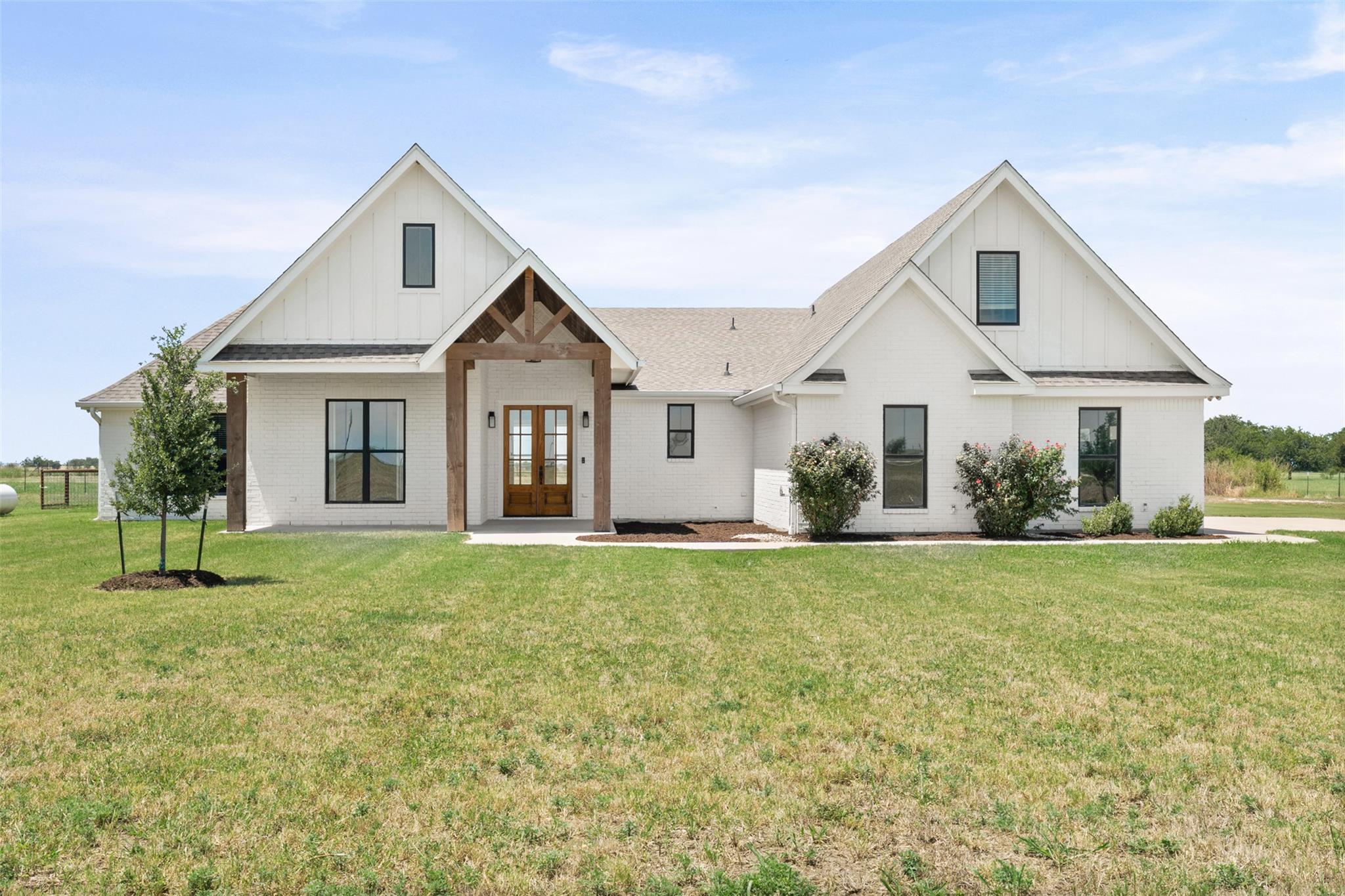 1060 Hackberry Rd — photo 1
