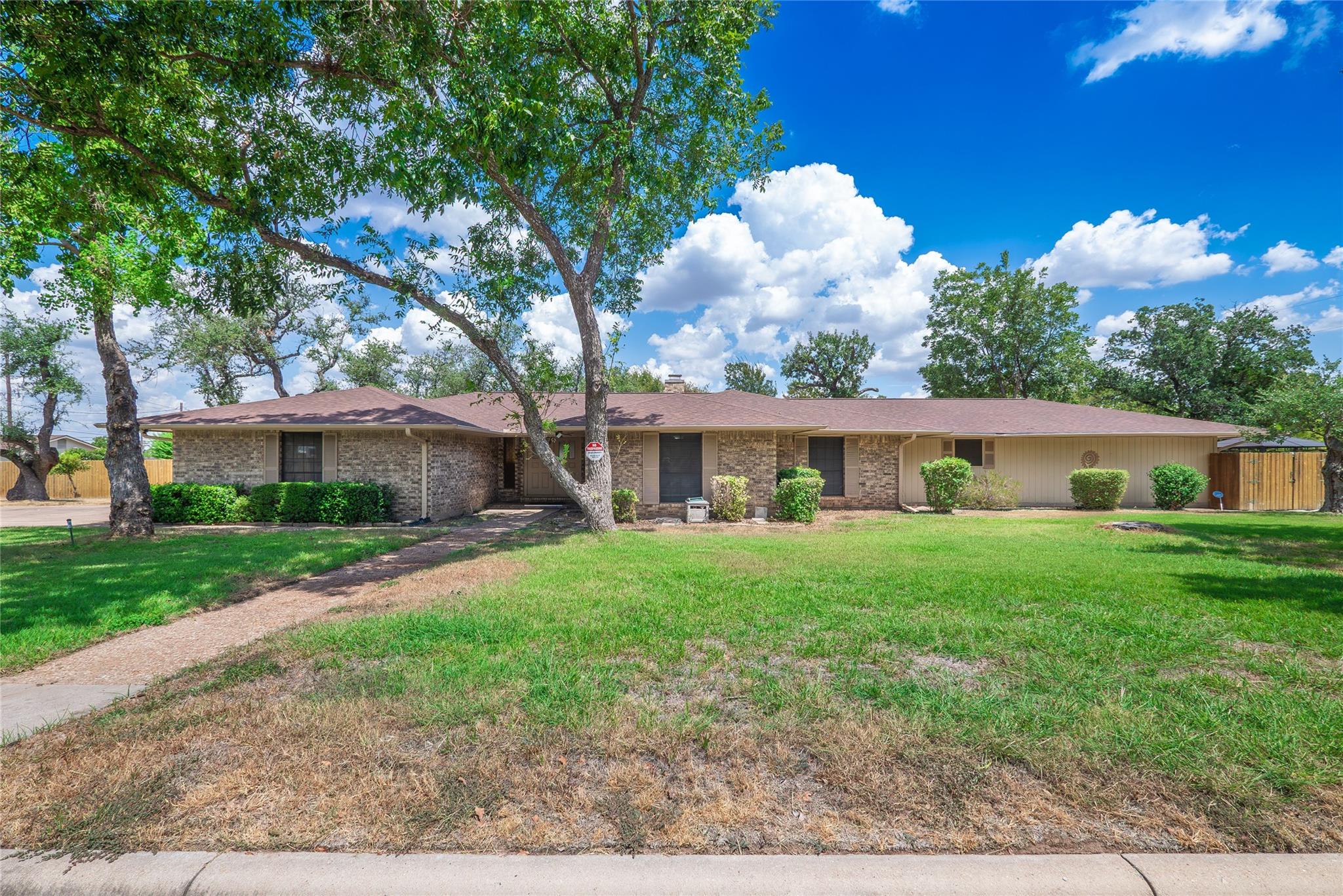 1702 Lone Oak Dr — photo 1