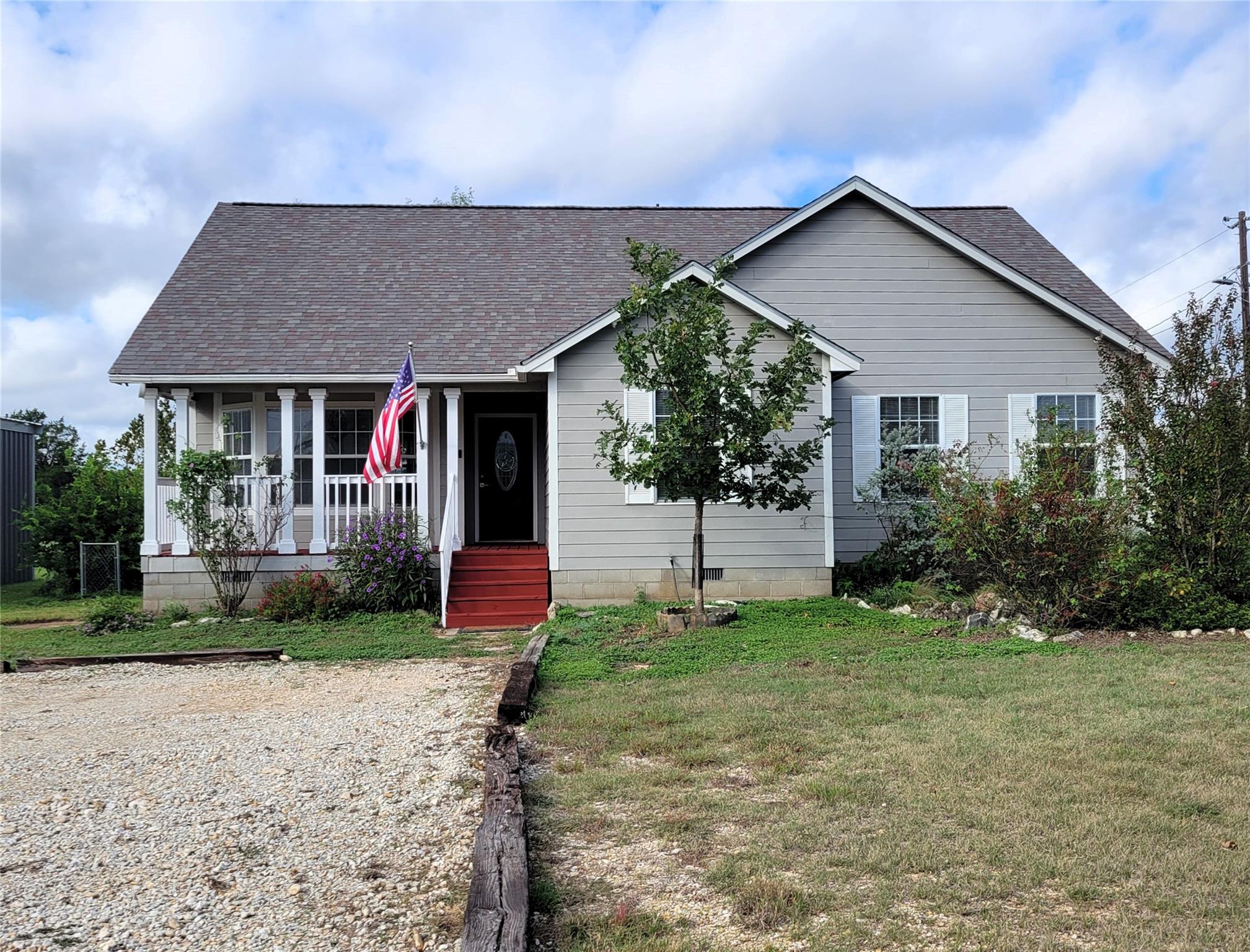 702 Phillip Ln — photo 1