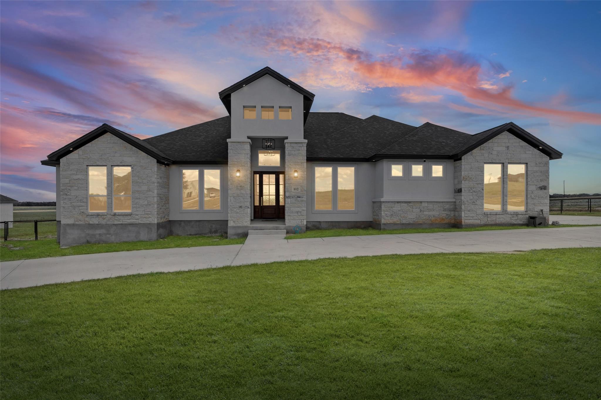 112 Pioneer Dr — photo 1