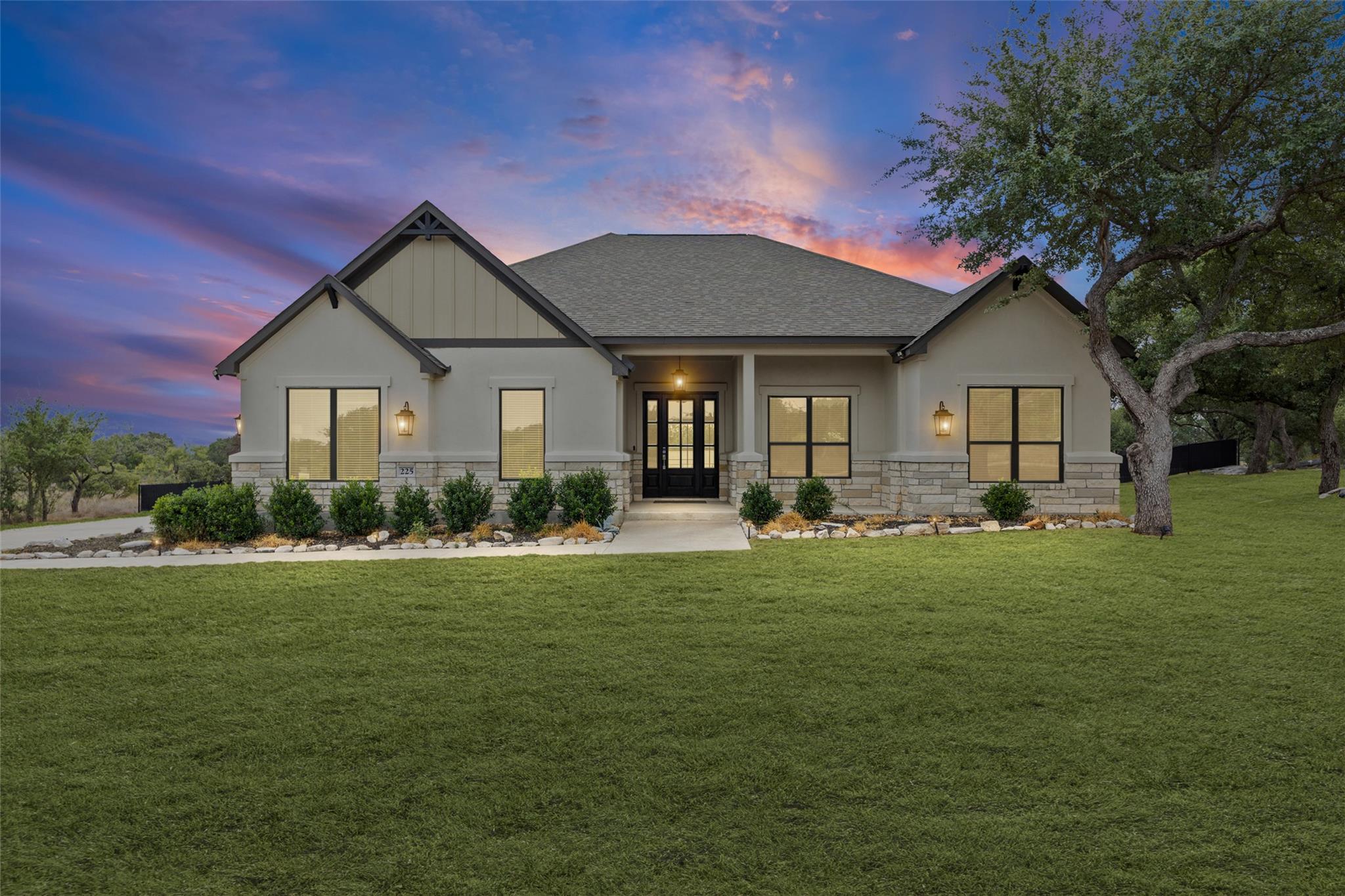 225 Spicewood Trails Dr — photo 1
