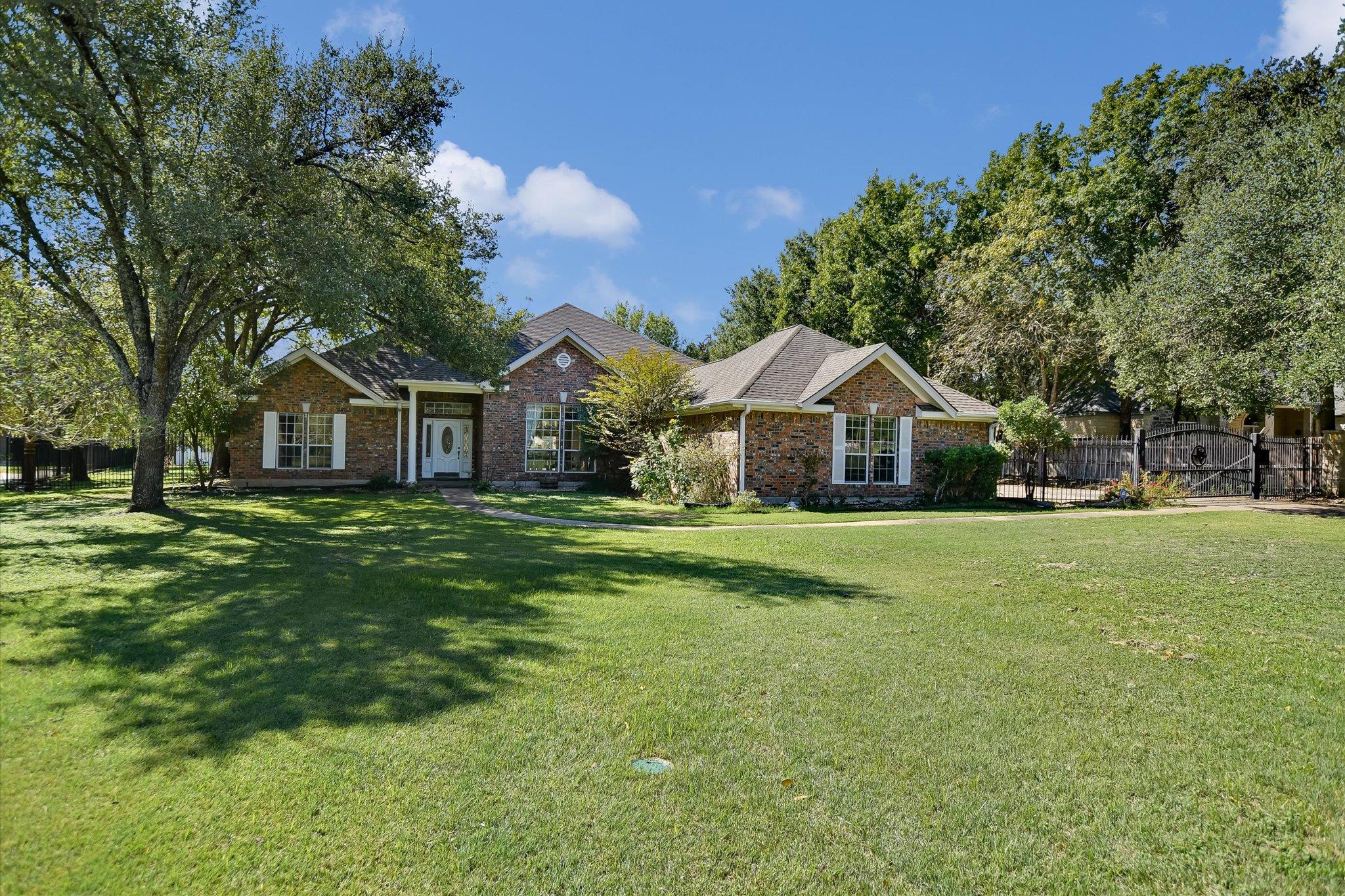 2114 Live Oak Cir — photo 1