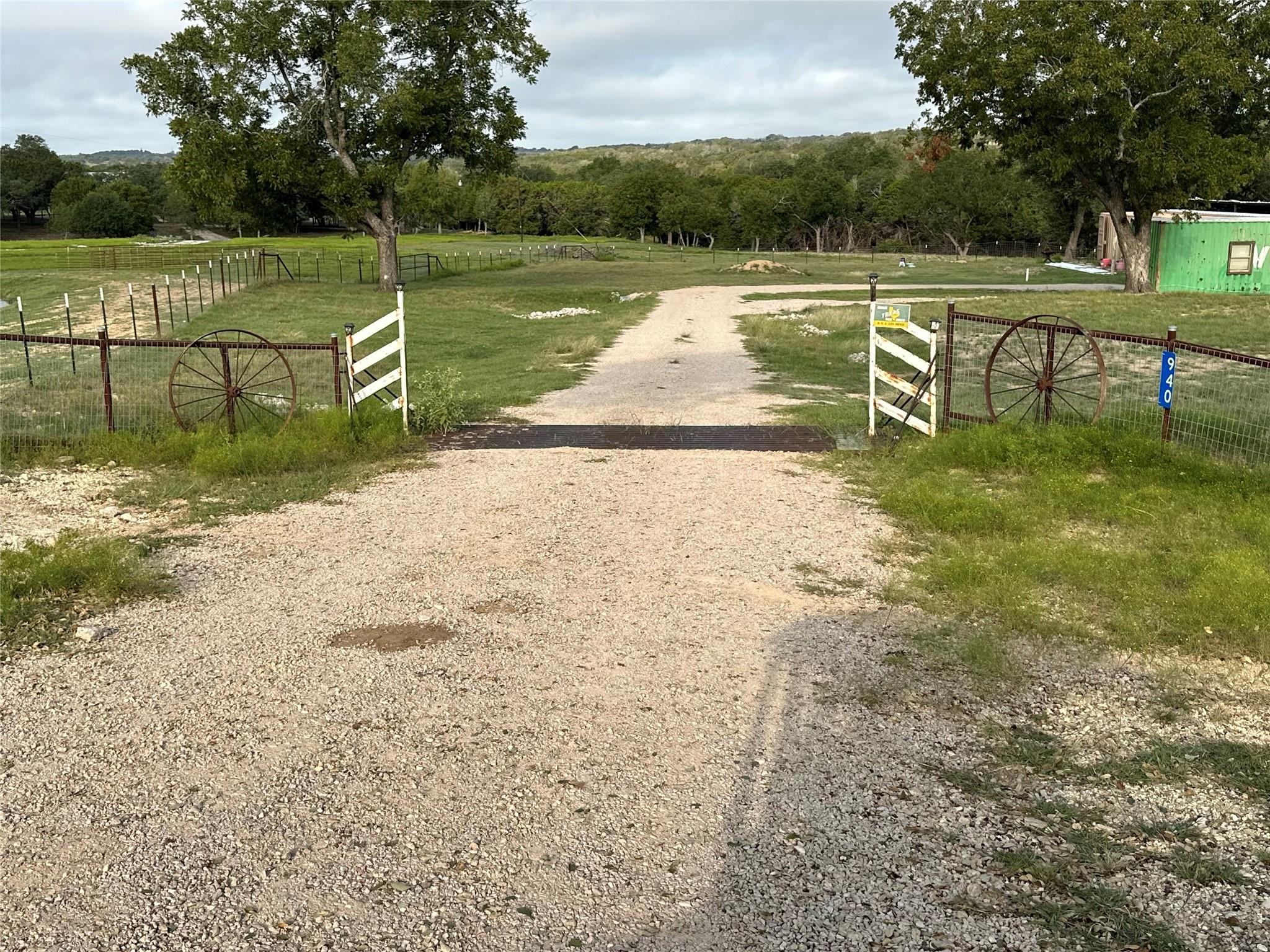 940 Schumann Rd — photo 1