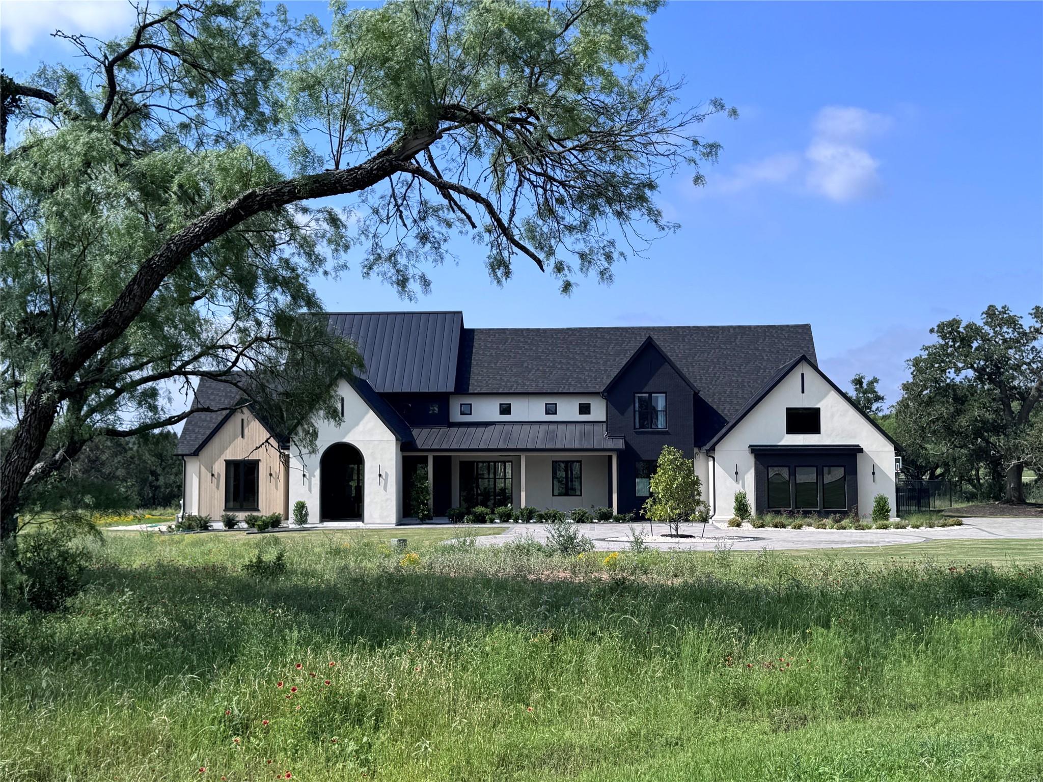 250 Hawthorne Ln — photo 1