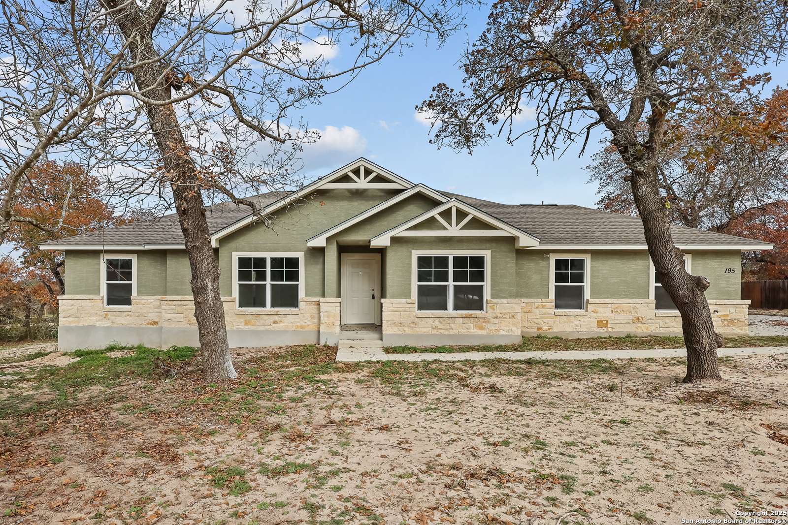 195 Log Cabin — photo 1
