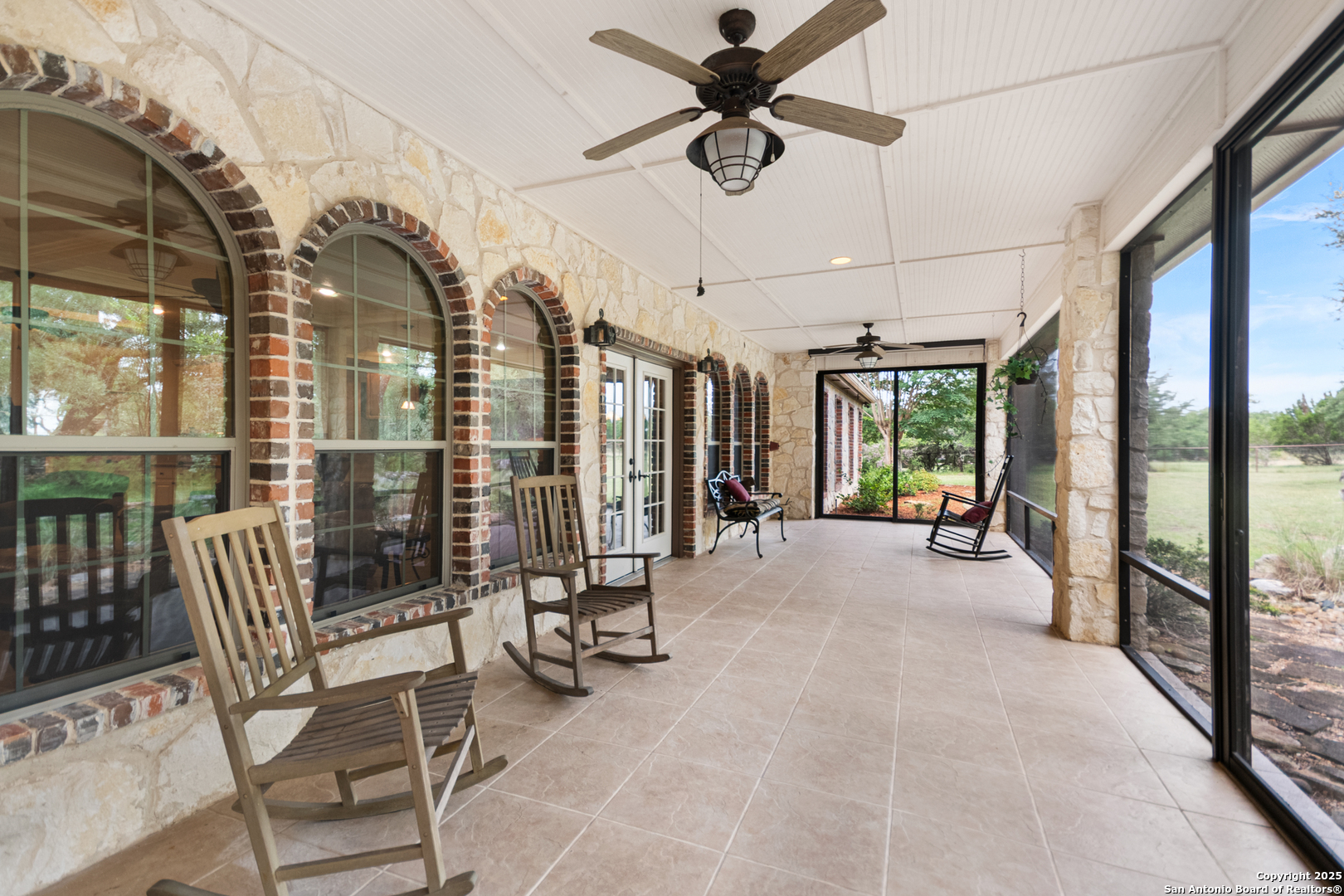 106 Oak Meadow Ln — photo 1