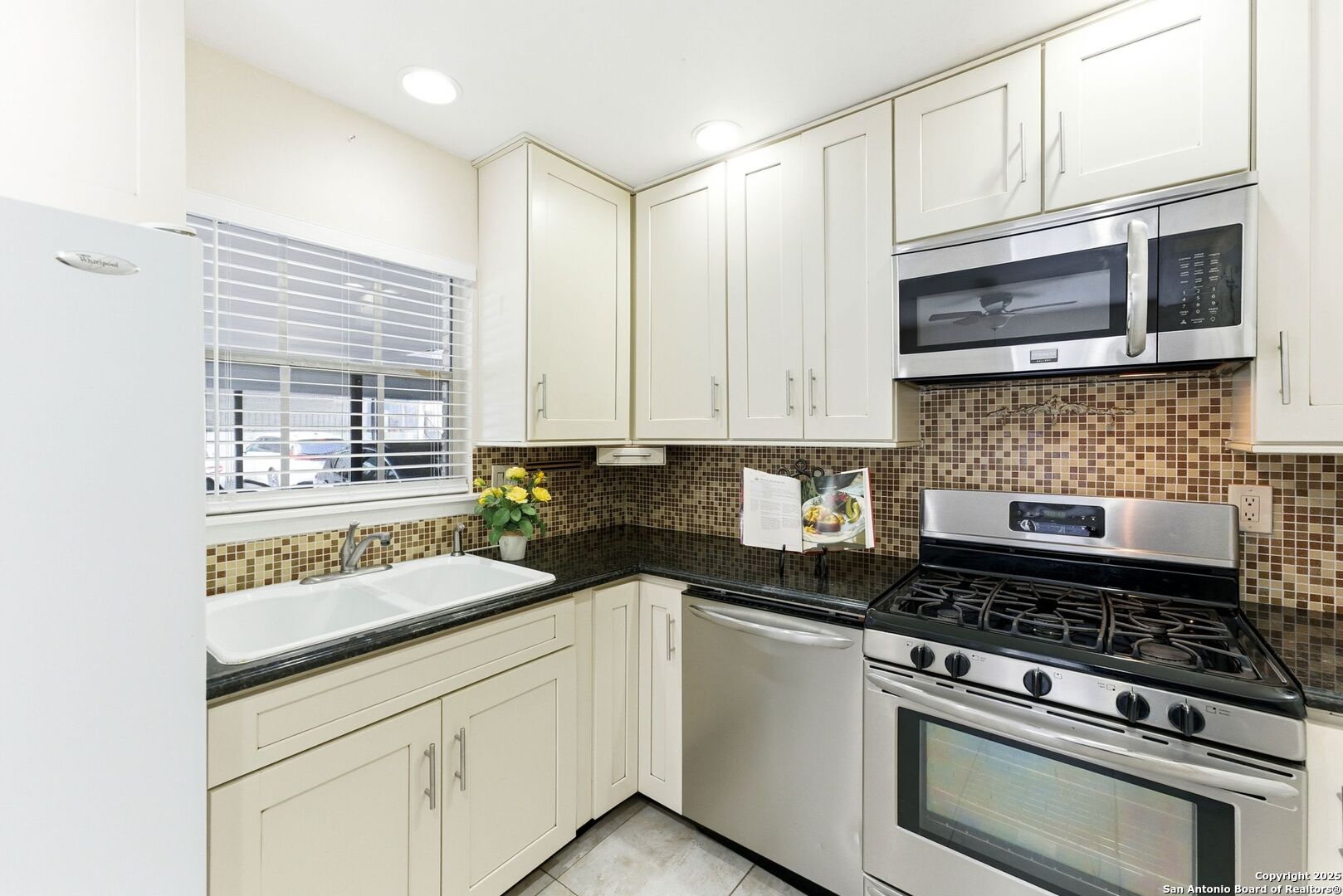 8038 Broadway St — photo 1