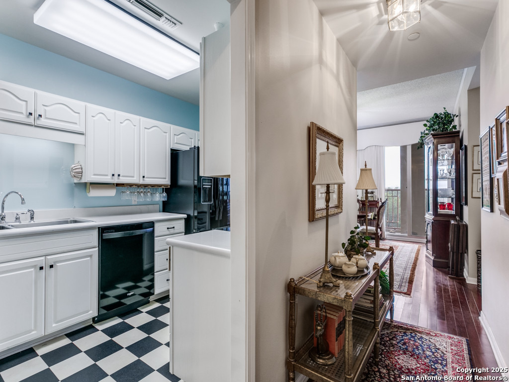 1 Towers Park Ln — photo 1