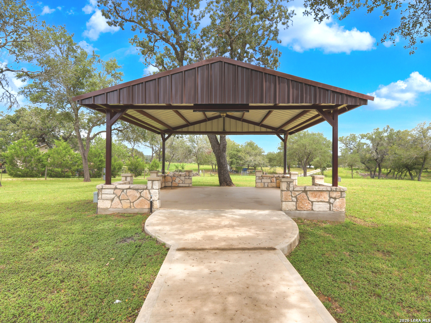 105 Whispering Oaks Dr — photo 1
