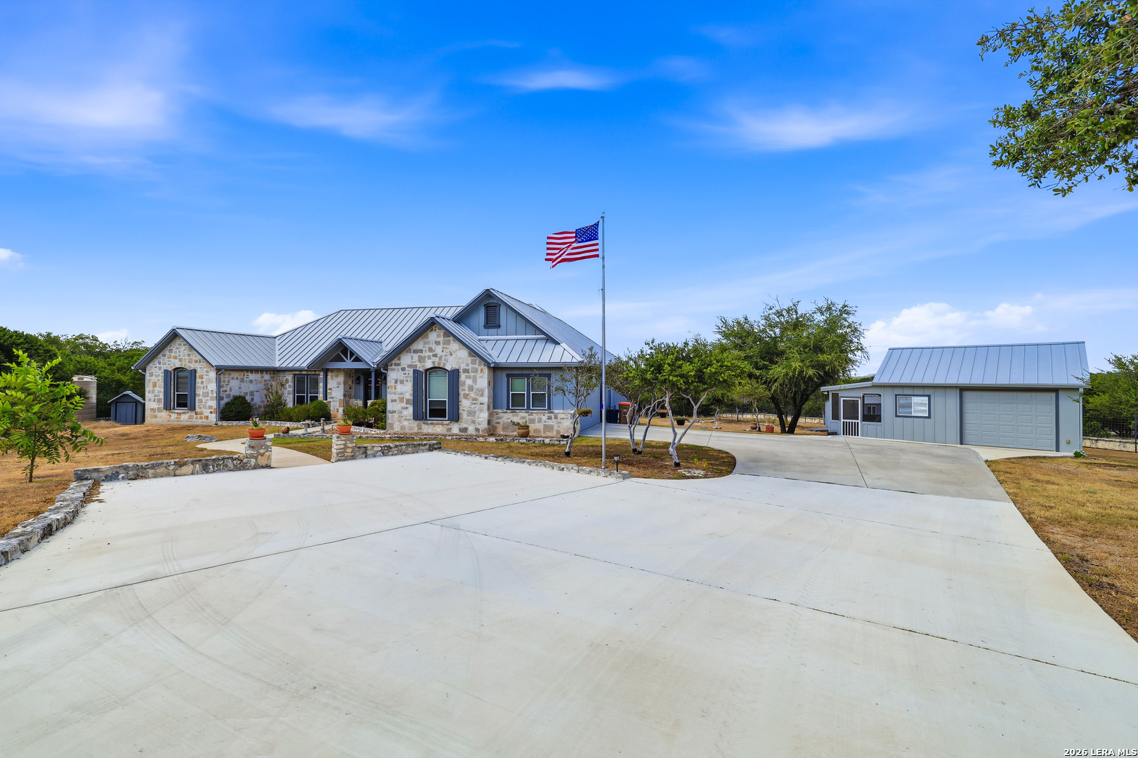 317 White Oak Trl — photo 1