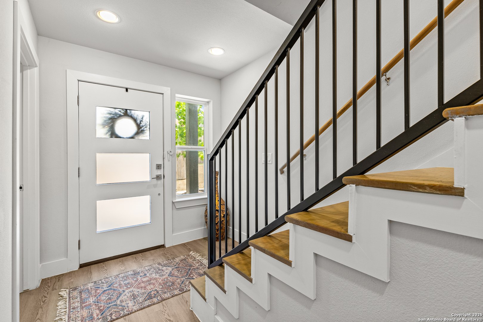 415 Ira Ave — photo 1